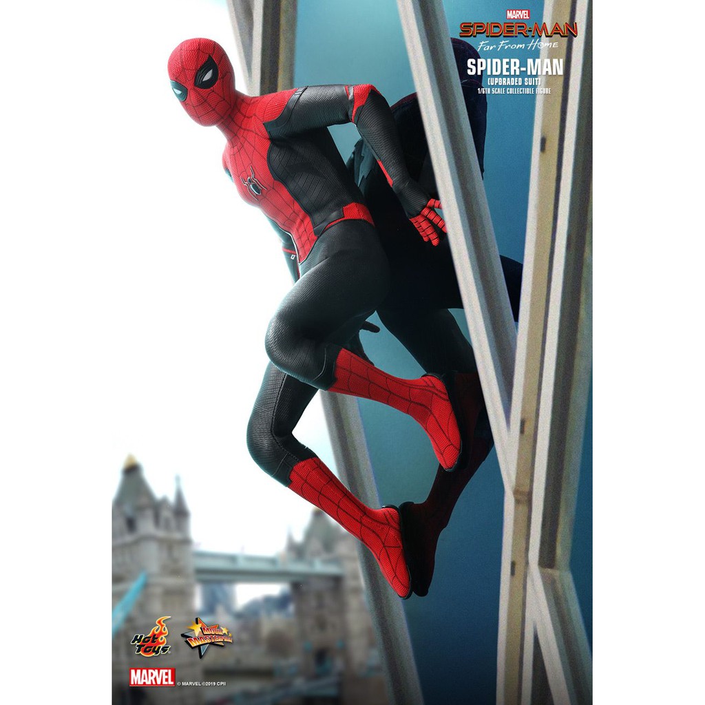 Hot Toys MMS542 Spider-Man: Far From Home - Action Figure Scala 1/6 (28,5 Cm) - Vestito Aggiornato Rosso/Nero, Teste Intercambiabili, Ali Di Ragnatela