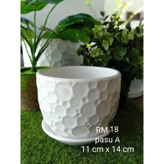 Ceramic Flower Vase Brown & White Stripe Colour / Pasu Bunga seramik Warna  Coklat & Belang Putih, Furniture & Home Living, Home Decor on Carousell