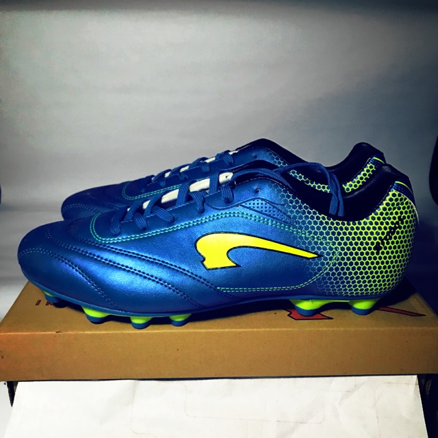 Kronos store football boots