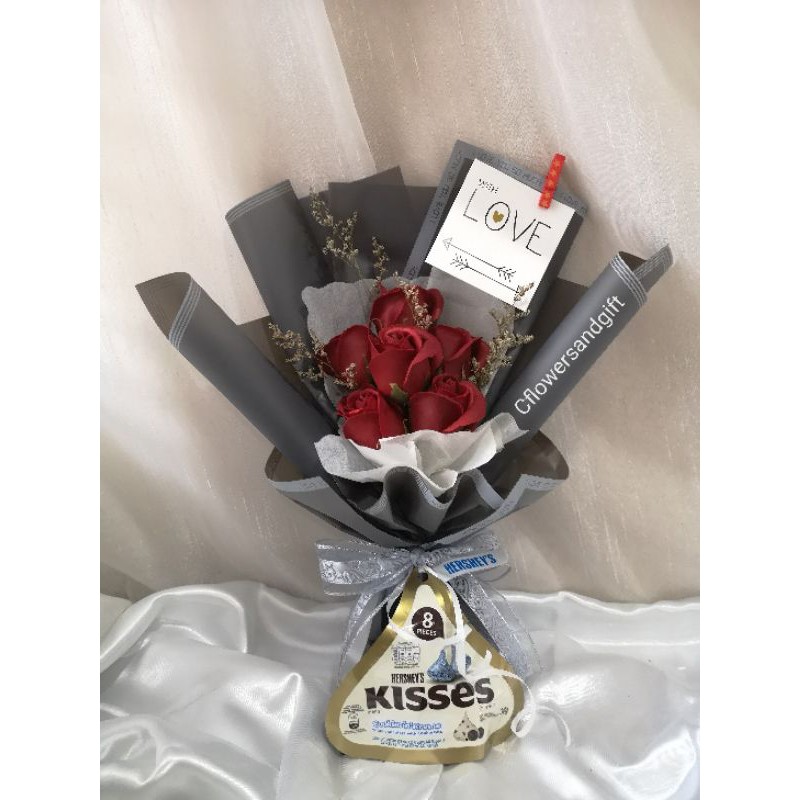 Money/Soap rose bouquet in an elegant box. Sejambak bunga duit/sabun dalam  kotak anggun/any occasion/birthday/surprise