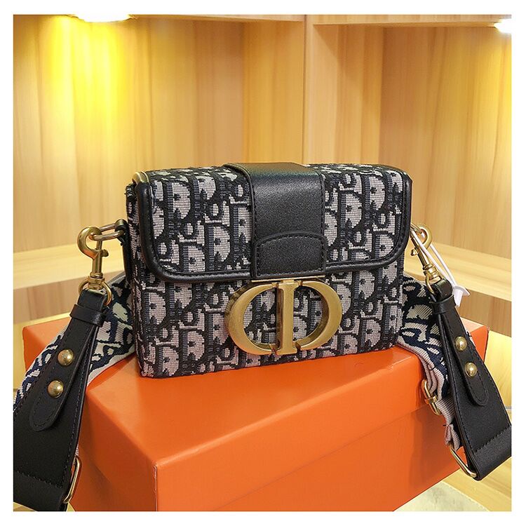 Ready stock Diro canvas large women sling bag casual shoulder crossbody bag Vintage saddle bag