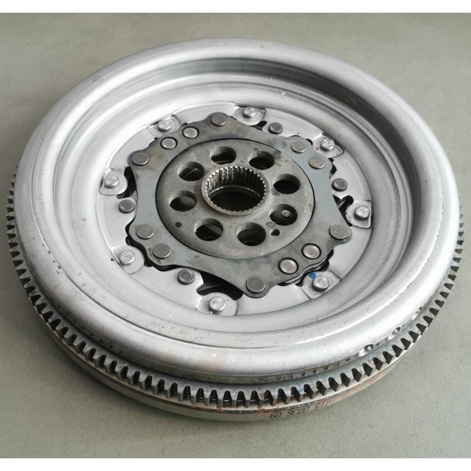 06J105266AE DUAL MASS FLYWHEEL FOR VOLKSWAGEN EOS BEETLE GOLF GTI MK6 PASSAT CC SCIROCCO SHARAN
