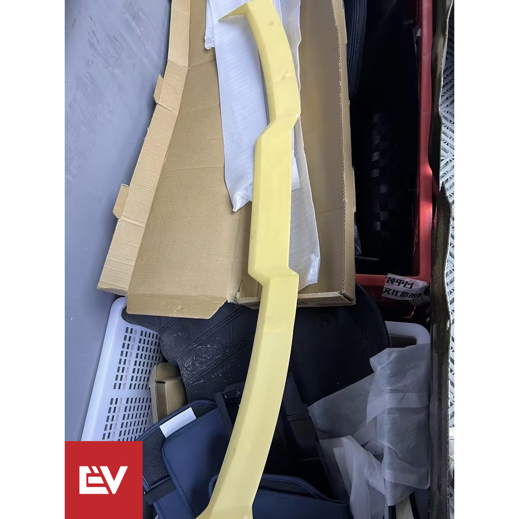 BYD Atto 3 CustomMade Spoiler light black/carbon fiber pattern/bare