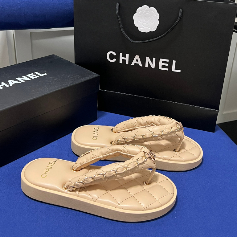 The new bread flip flop clip foot beach slippers are easy and