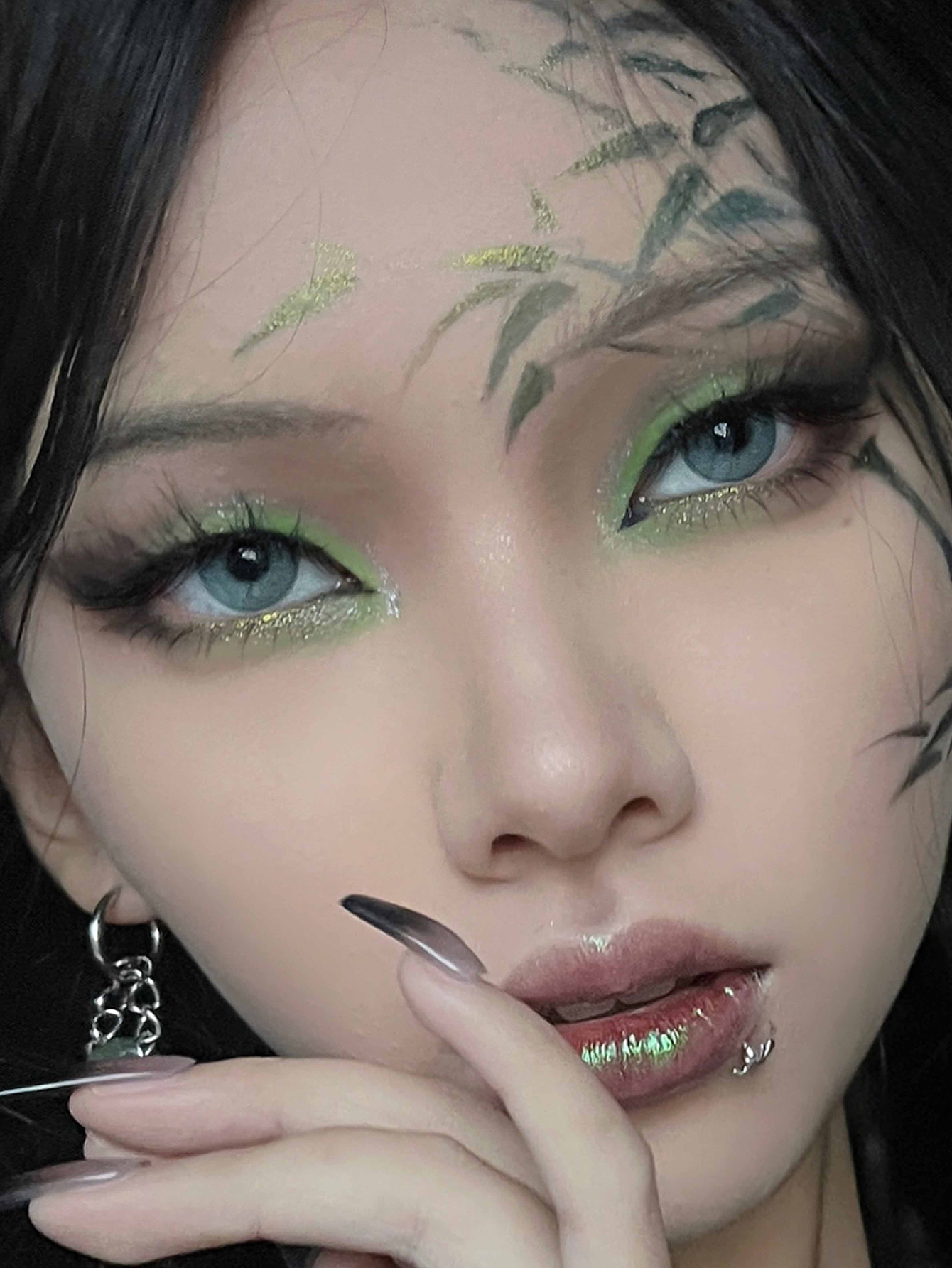 Description Picture 6 of itemGirlcult Dark series eyeshadow four inventions New metal shiny creative color Cool girl fashion eyeshadow