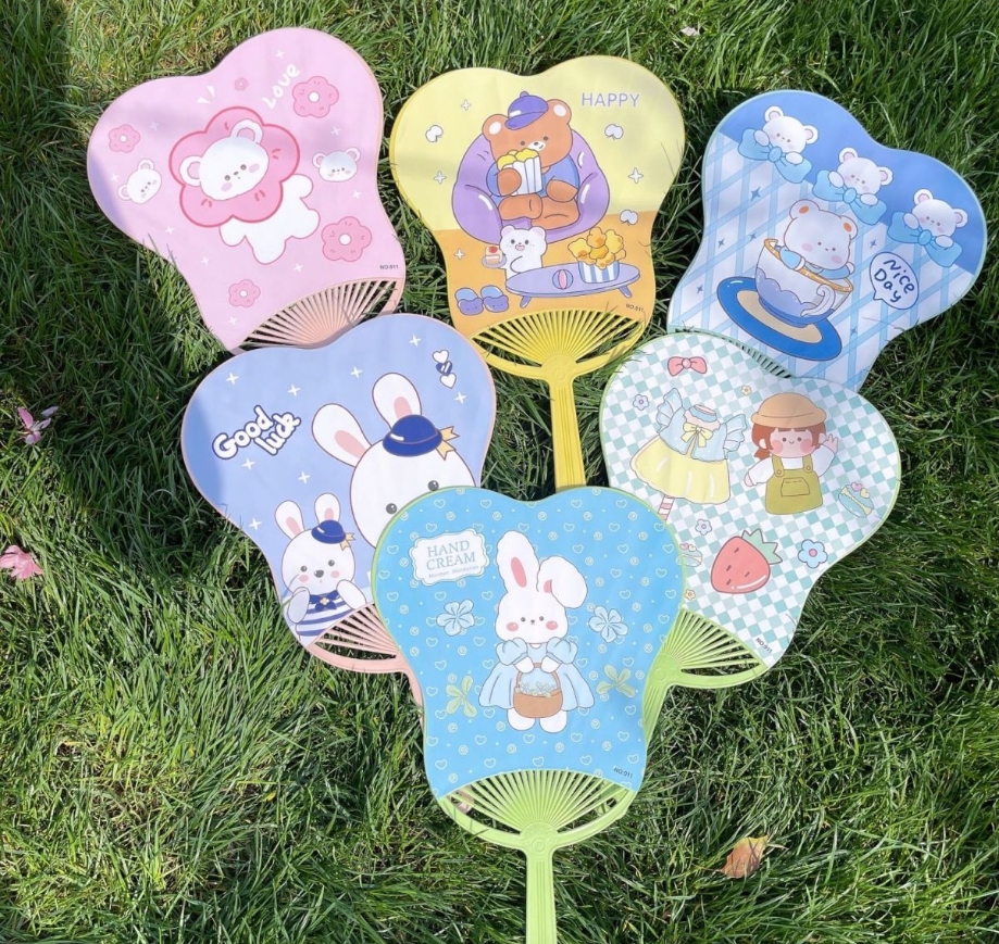 （ready stock）Fan 大号扇子卡通手摇扇子 大学生家用扇 可爱卡通圆形塑料大扇子 Large sized cartoon hand ...