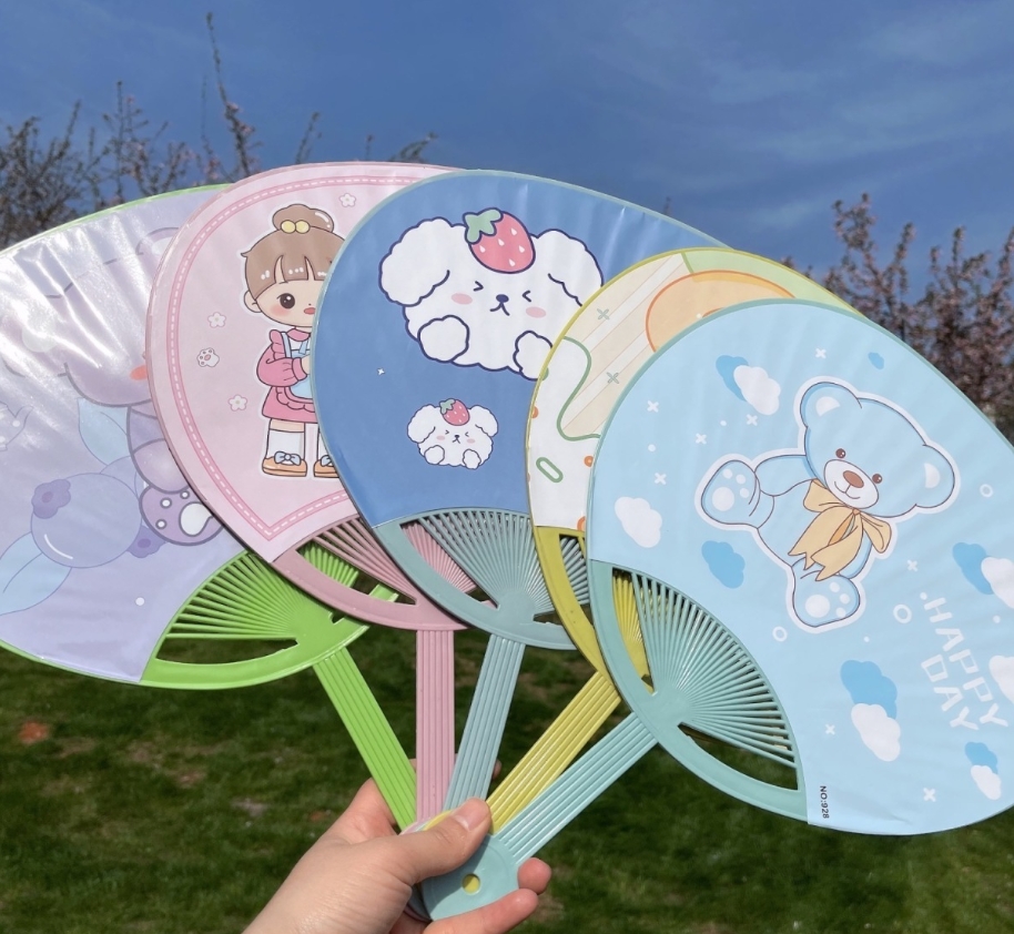 （ready stock）Fan 大号扇子卡通手摇扇子 大学生家用扇 可爱卡通圆形塑料大扇子 Large sized cartoon hand ...