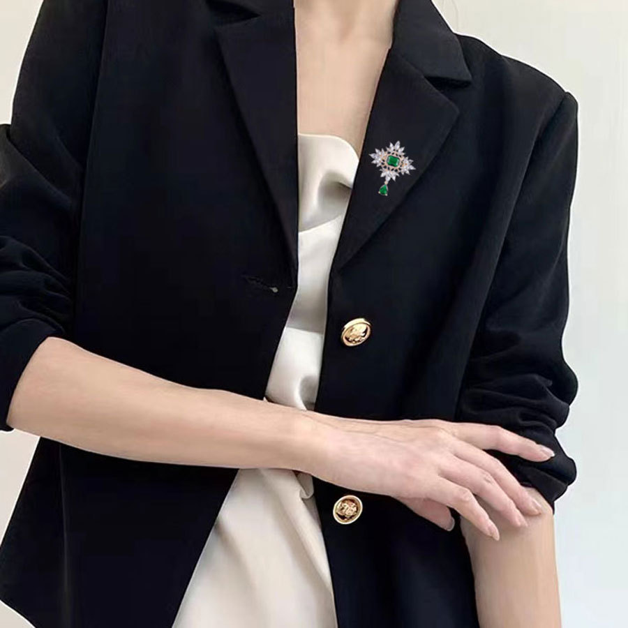Vintage Emerald Brooch Court Style with Diamond-Studded Teardrop Design ...