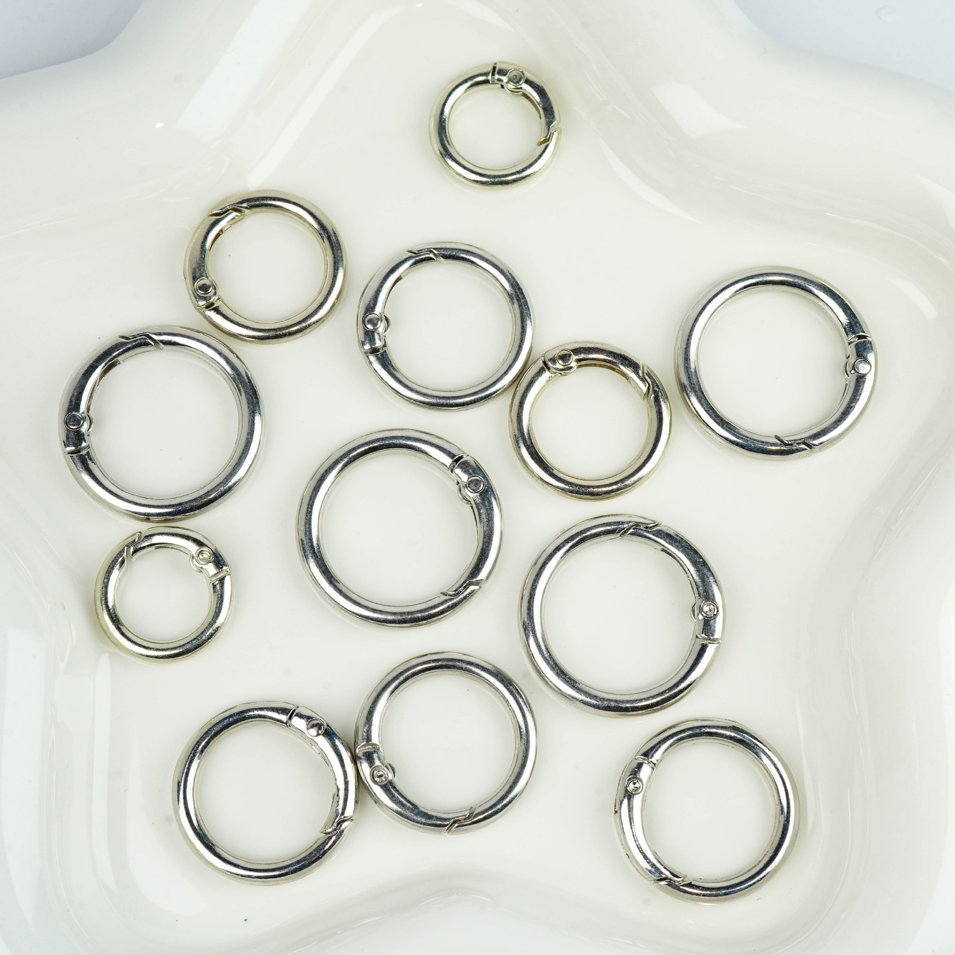 A new pair of hinge rings for keychains and bags. Sepasang cincin ...