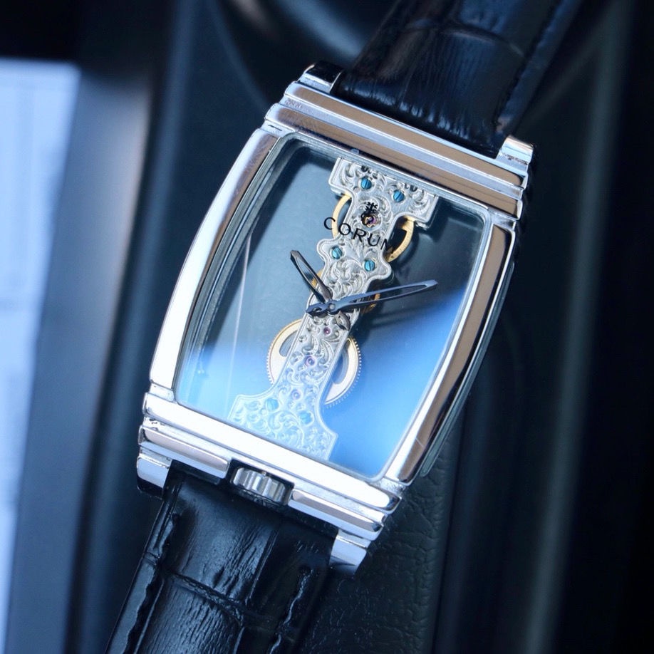 corum Kunjia Golden Bridge series can be worn by men and