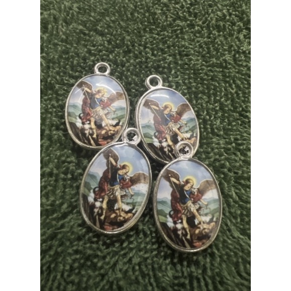 ST MICHAEL THE ARCHANGEL Prayer Card & Medal PACK OF TWO - Foto 2