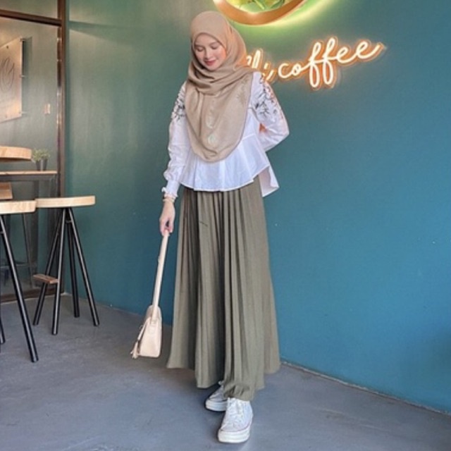 White skirt 2024 outfit hijab