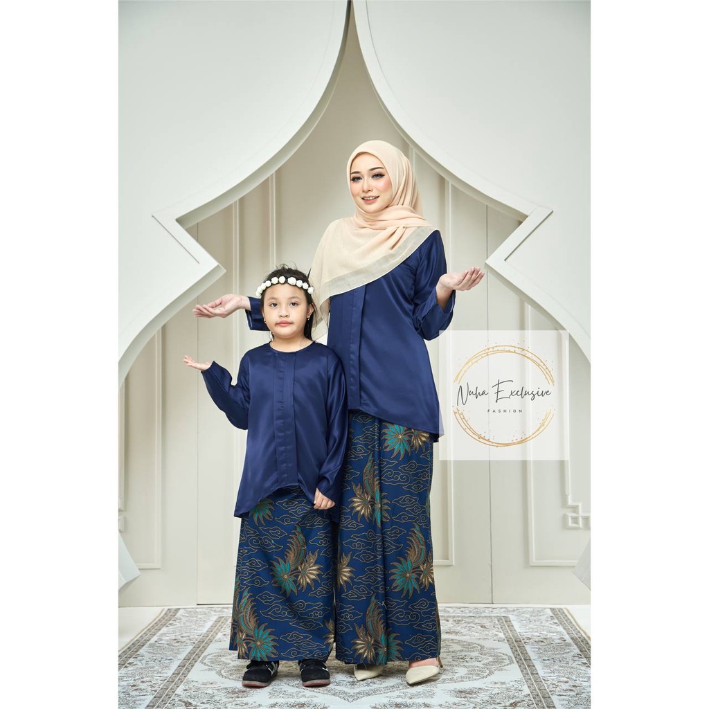NAVY BLUE / BIRU BLACK Kurung Kebaya Adriana Kain Bercorak Batik Ibu
