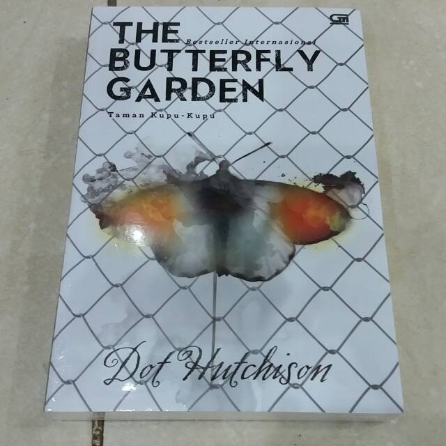 Novel The Butterfly Garden (Butterfly Garden) Dot Hutchison Shopee