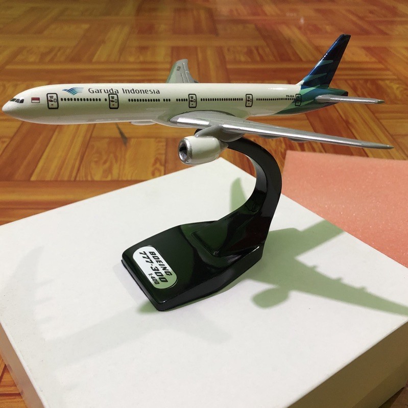 Miniature Garuda Indonesia B777 airplane | Shopee Malaysia