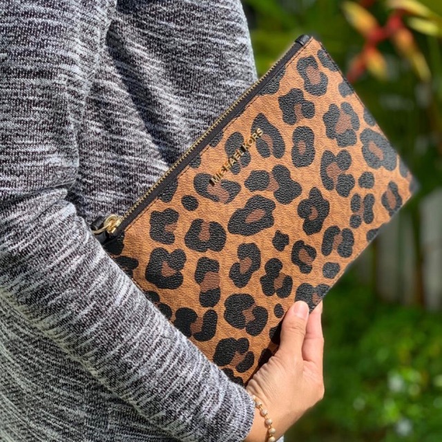 Michael kors leopard print deals clutch bag