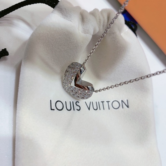 Louis Vuitton LV heart-shaped V-shaped diamond necklace #❤️ heavy weight,  in the light is very flashing three gold