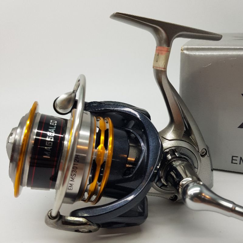 daiwa em ms reels Spinning Reel Fishing Reel The Emcast LT features a secondary drag system that can be engaged while live or chunk bait is in the water that significantly reduces drag pressure Daiwa (Daiwa) Spinning Reel 16