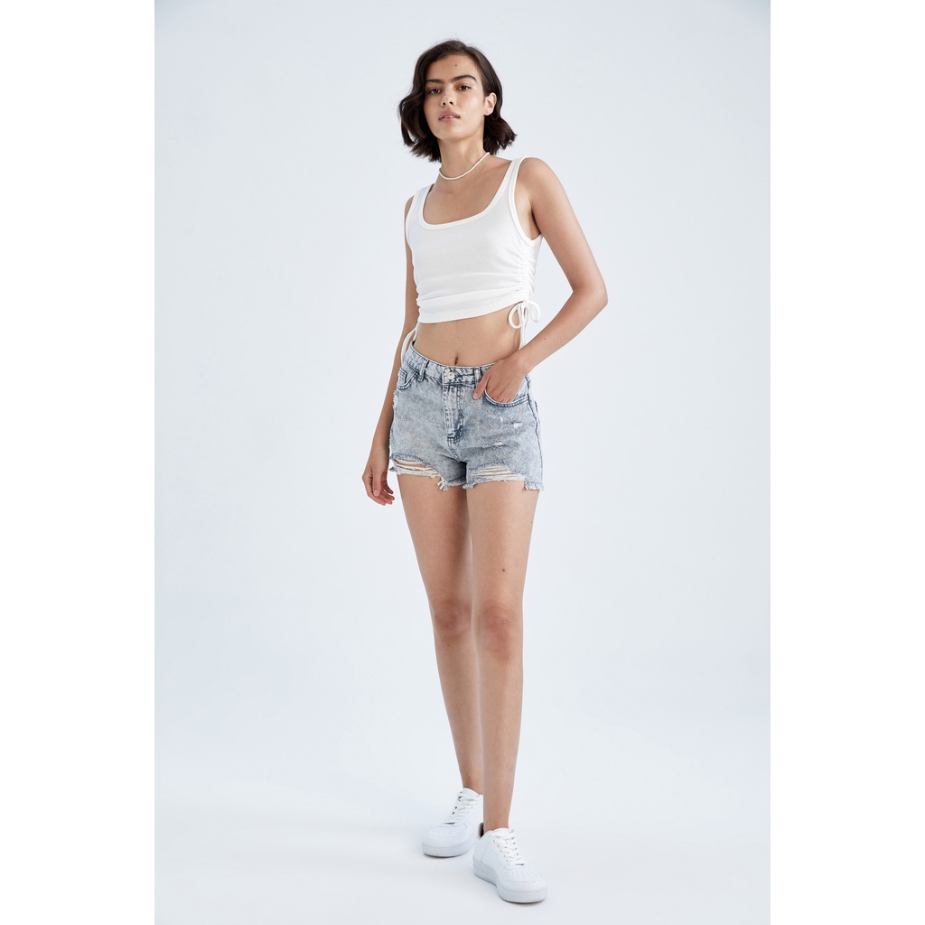 Short Cargo Femme DeFacto – Coupe Confortable, Tissu Viscose, Couleur Marron – Poches Avant – Taille 38