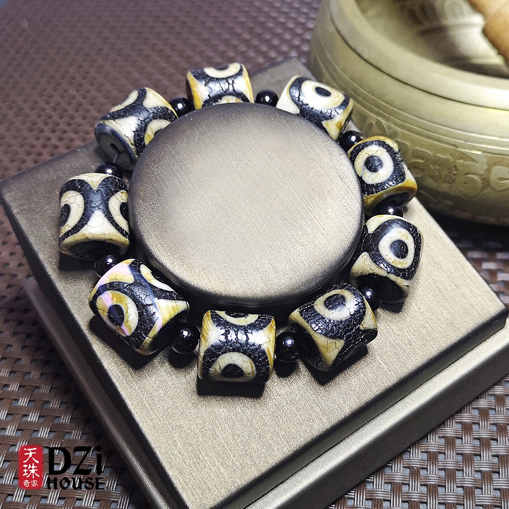 虎牙三眼小天珠Three Eyed Tiger Tooth Small Dzi Bead - (GS68893E