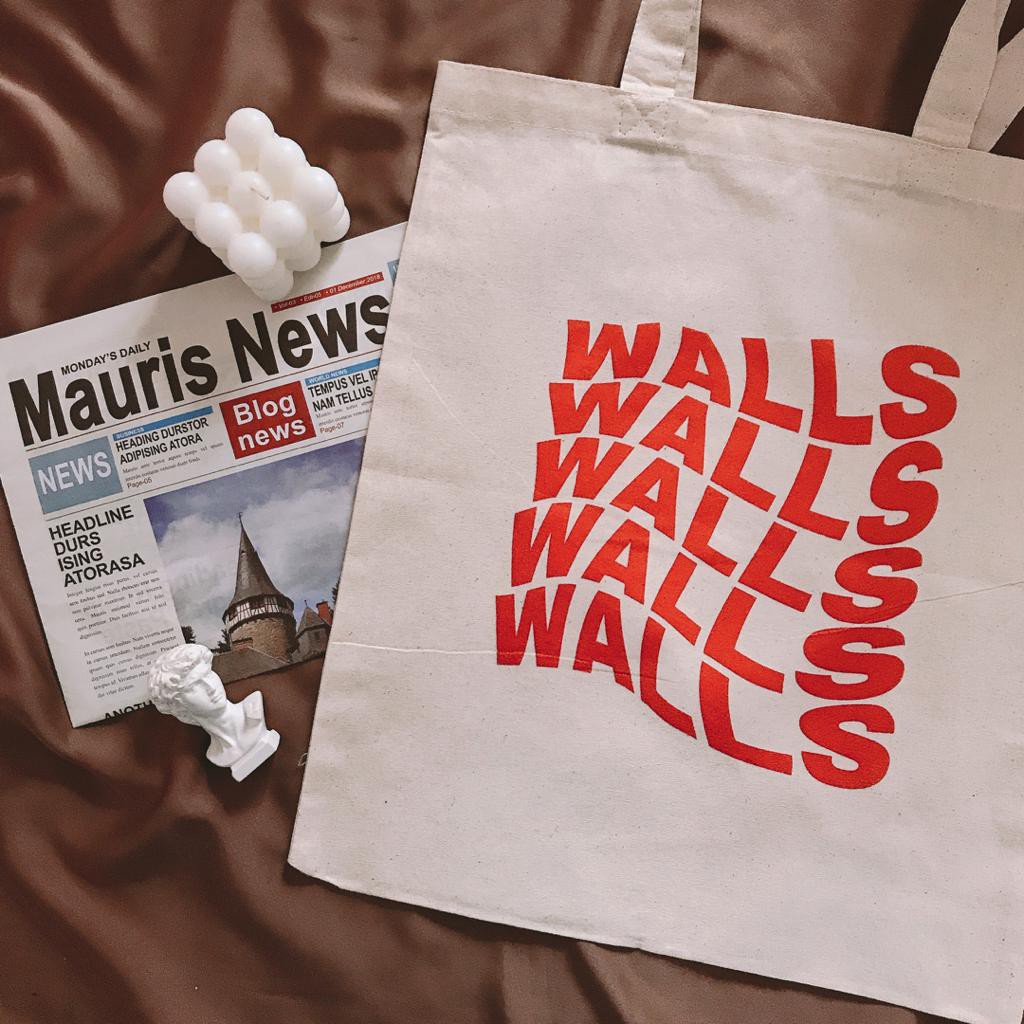 Louis Tomlinson Walls Tote Bags 