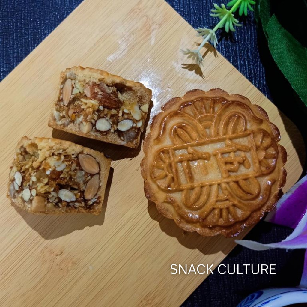 Traditional Mooncake 4 Pieces With Box 传统月饼 莲蓉，翡翠莲蓉，豆沙，芋泥，五仁，黑芝麻，比利时巧克力，咸香豆蓉（4粒礼盒装） Shopee 2848