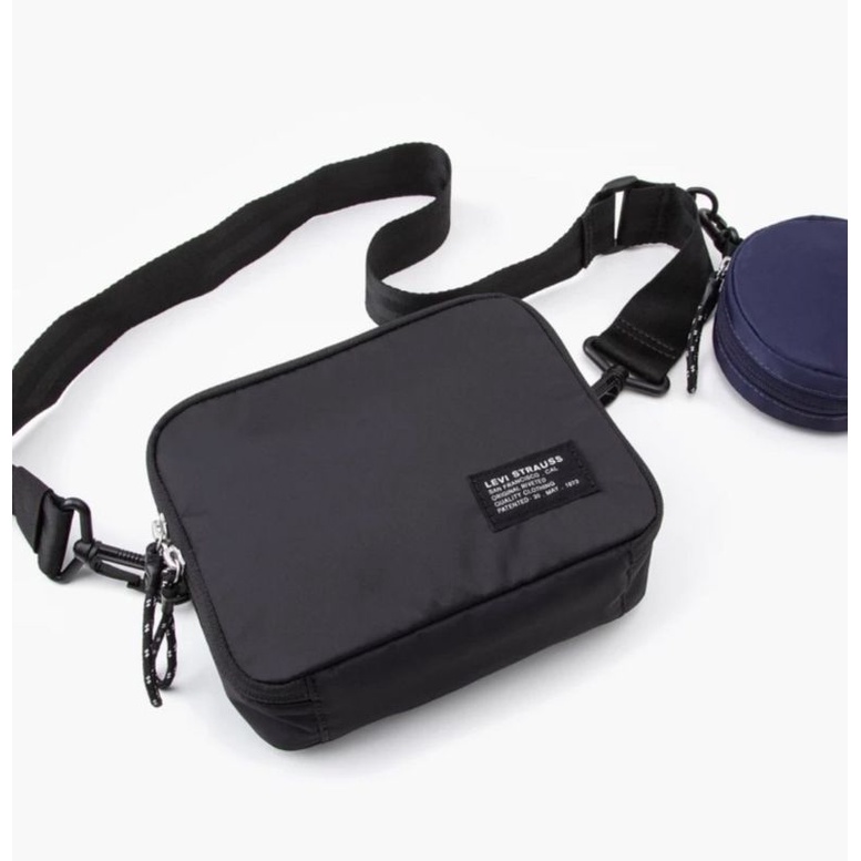 Levi's best sale sling bag