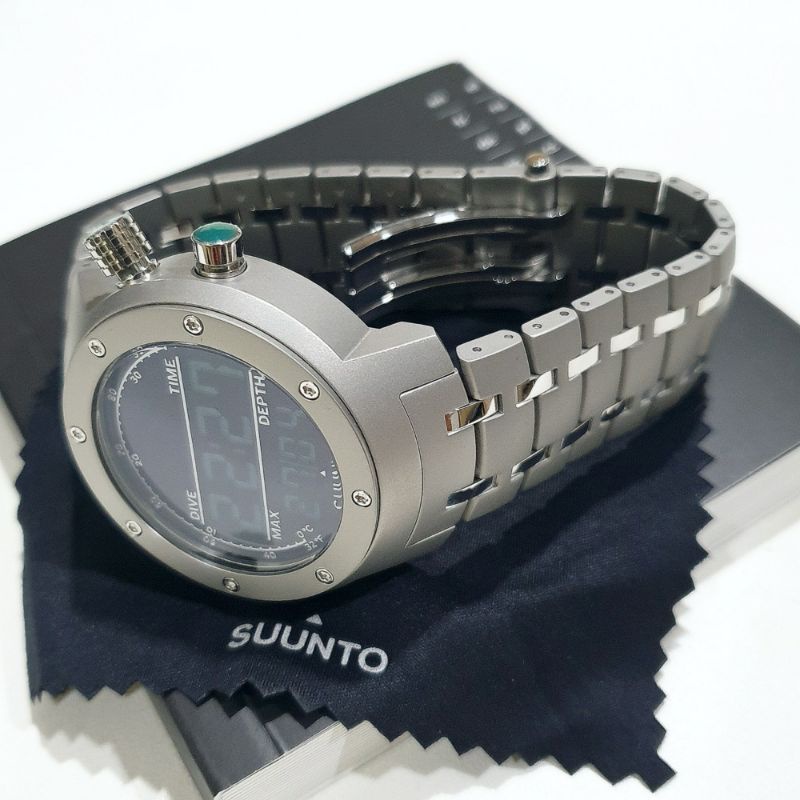 Suunto Elementum Aqua Steel - A Premium Urban & Dive Watch Suunto Elementum Aqua Steel - A Premium Urban & Dive Watch