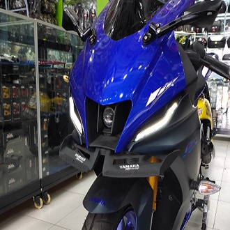 r15 black color price