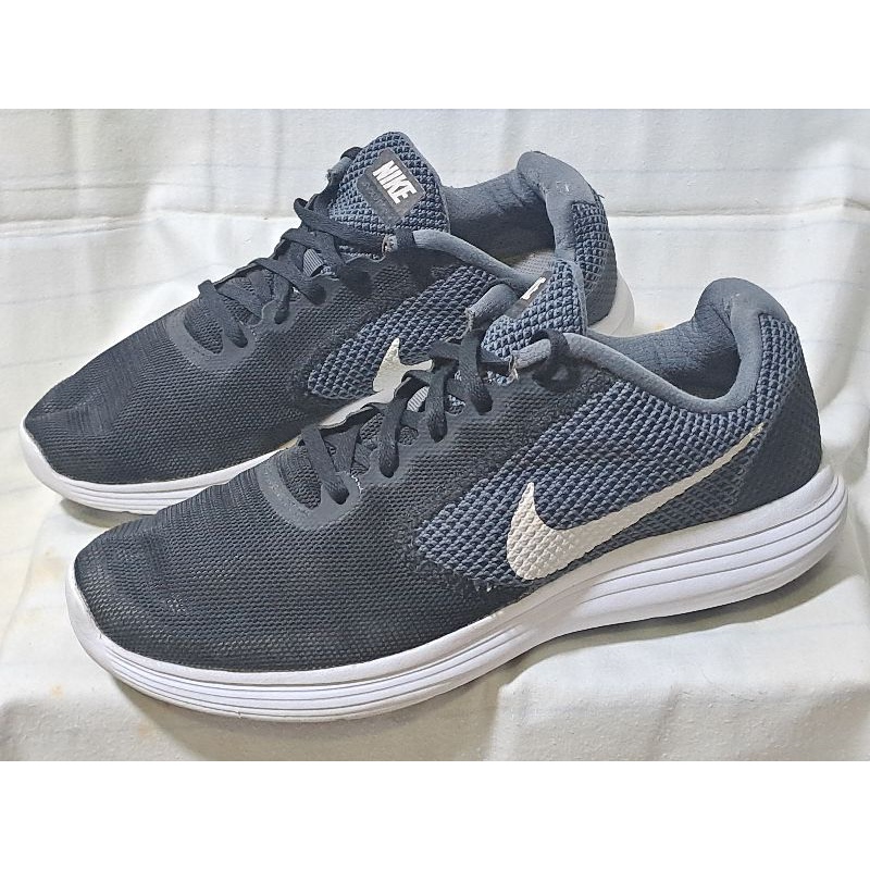 nike revolution 3 black and white