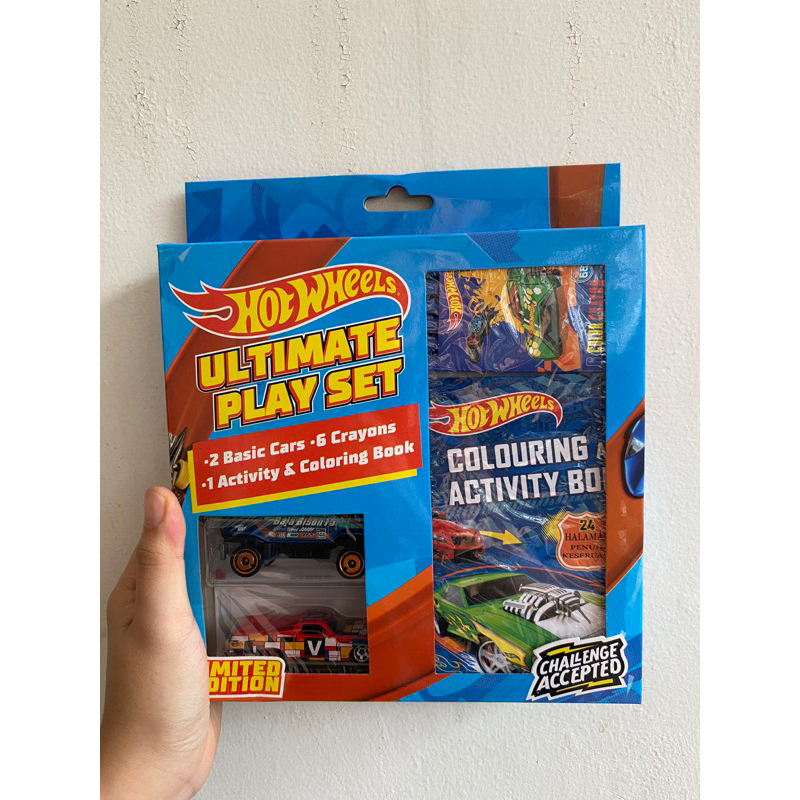 Hot Wheels Ultimate Play Gets 2 random crayon Cars And original mattel