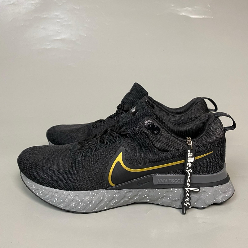 Nike running epic react hot sale in black and gold