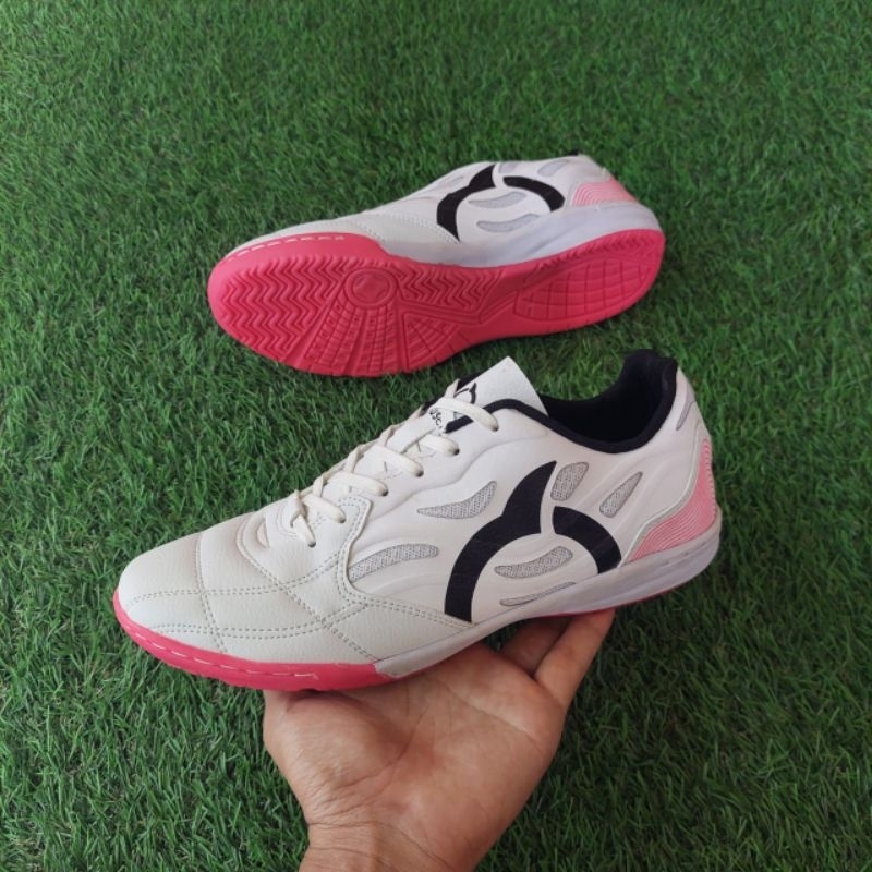Futsal shoes shopee deals