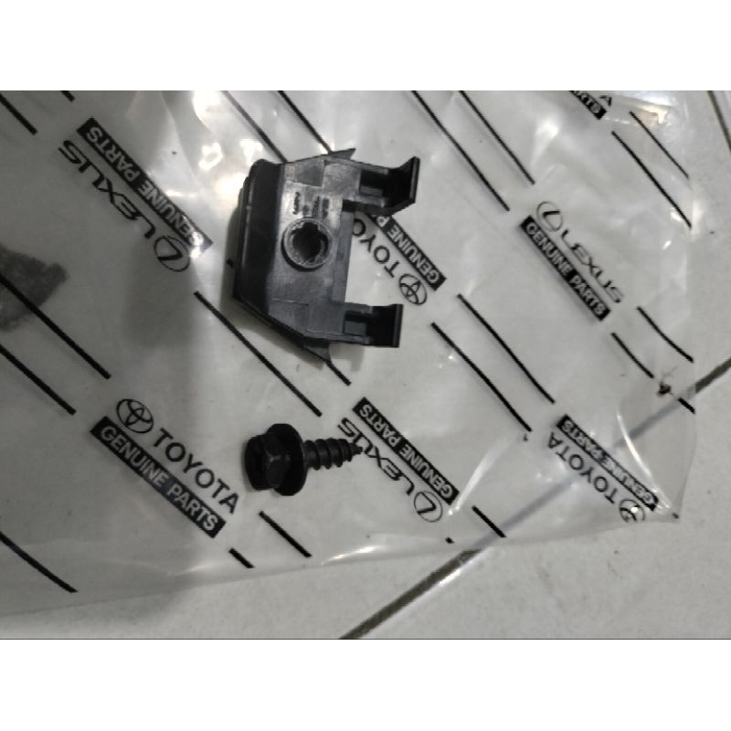 Original Toyota front fender liner bolts + clips along with Innova ...
