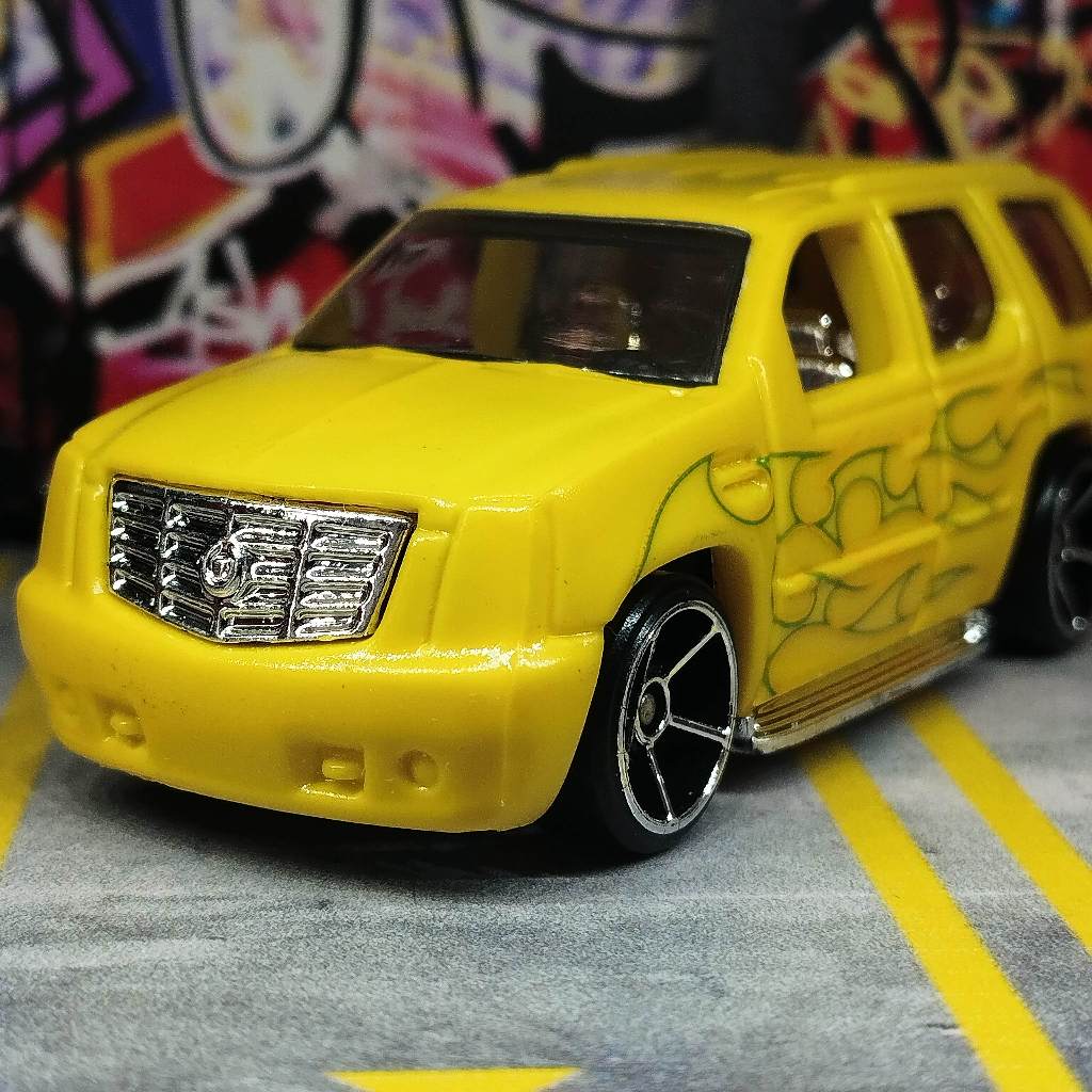 Hot Wheels Loose 07 cadillac Escalade Yellow color shifters Can Change ...