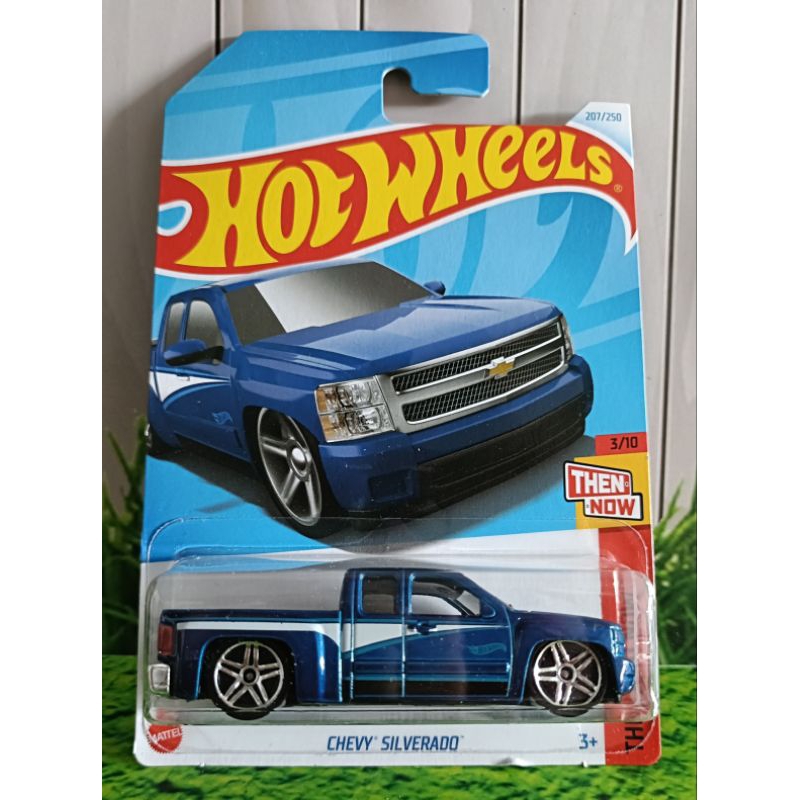 Hot Wheels Chevy Silverado Blu 2024 &ndash; Real Riders 207/250, Ruote Custom, Scala 1:64