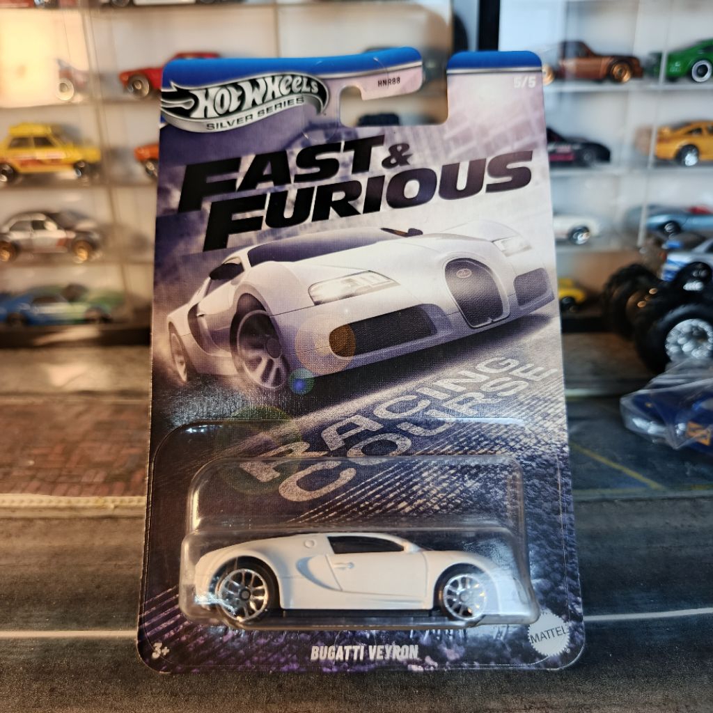 Hot Wheels Collector Fast & Furious - Bugatti Veyron à L'échelle 1/64 - Modèle Détaillé, Pneus Exclusifs - Idéal Collection Ou Cadeau Fan