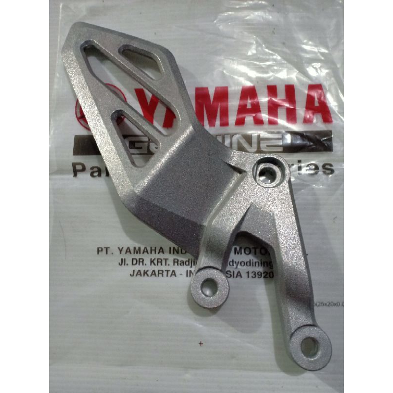 Original Yamaha R15 V3 left step bracket | Shopee Malaysia