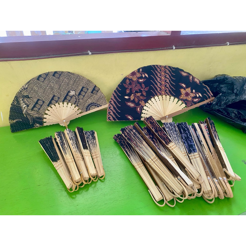 BEAUTIFUL BLACK COMBINATION BATIK FAN | Shopee Malaysia