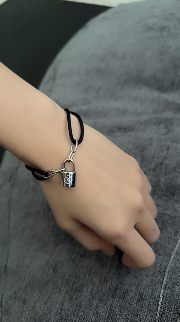 wenella x zhu yilong on X: On #ZhuYilong's wrist: #LouisVuitton for #UNICEF  Silver Lockit X Virgil Abloh bracelet #朱一龙#朱一龍 / X
