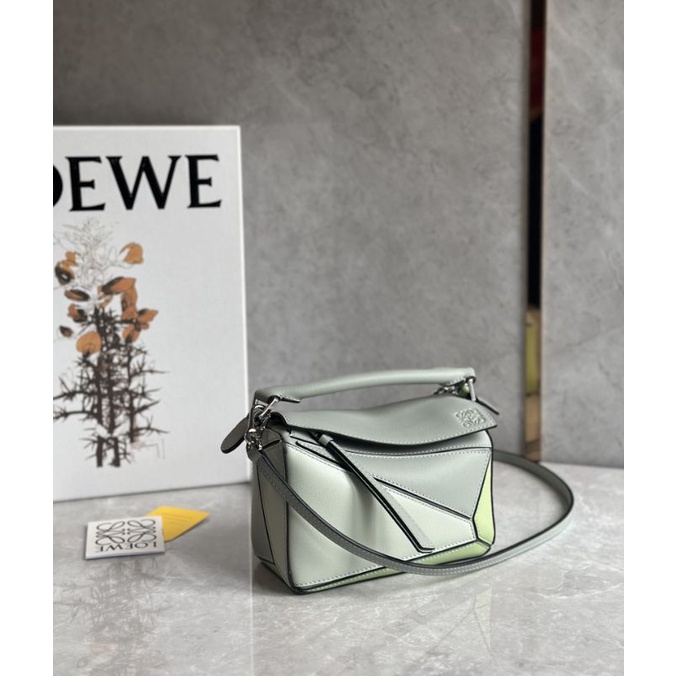Women Bag. Original Quality Bag. LOEW3 MINI PUZZLE BAG IN CLASSIC CALFSKIN·18 x 11 x 7.5cm