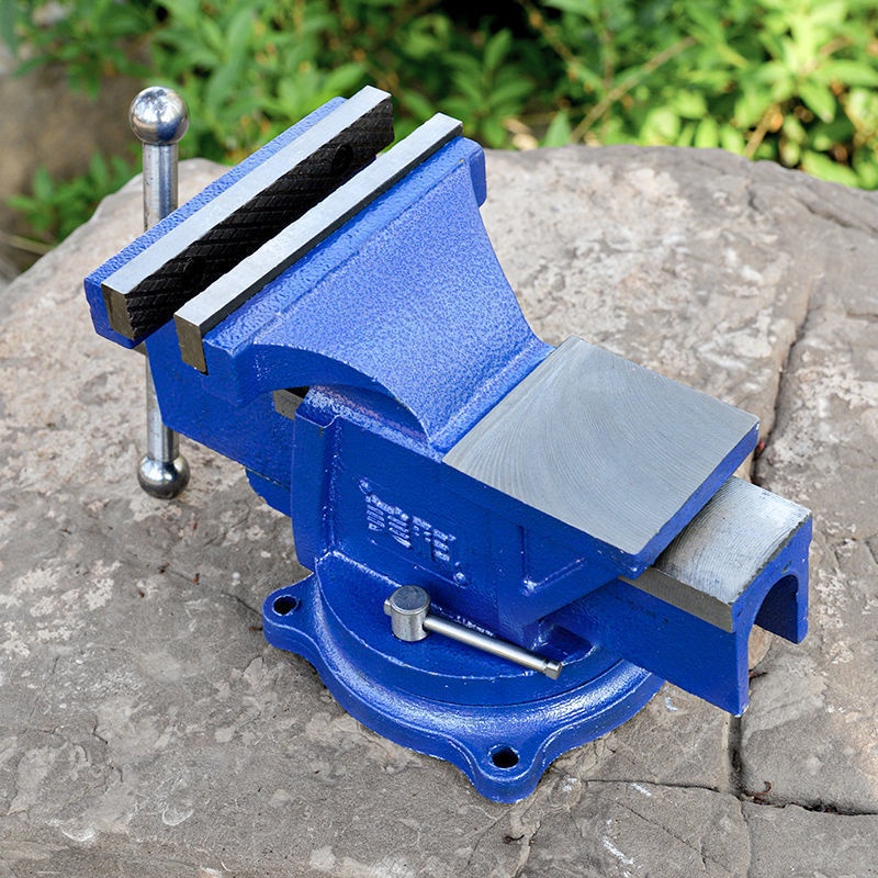 Flexible Workbench Vise With 4 Inch Flat Jaws And 6 Inch Wide Jaws