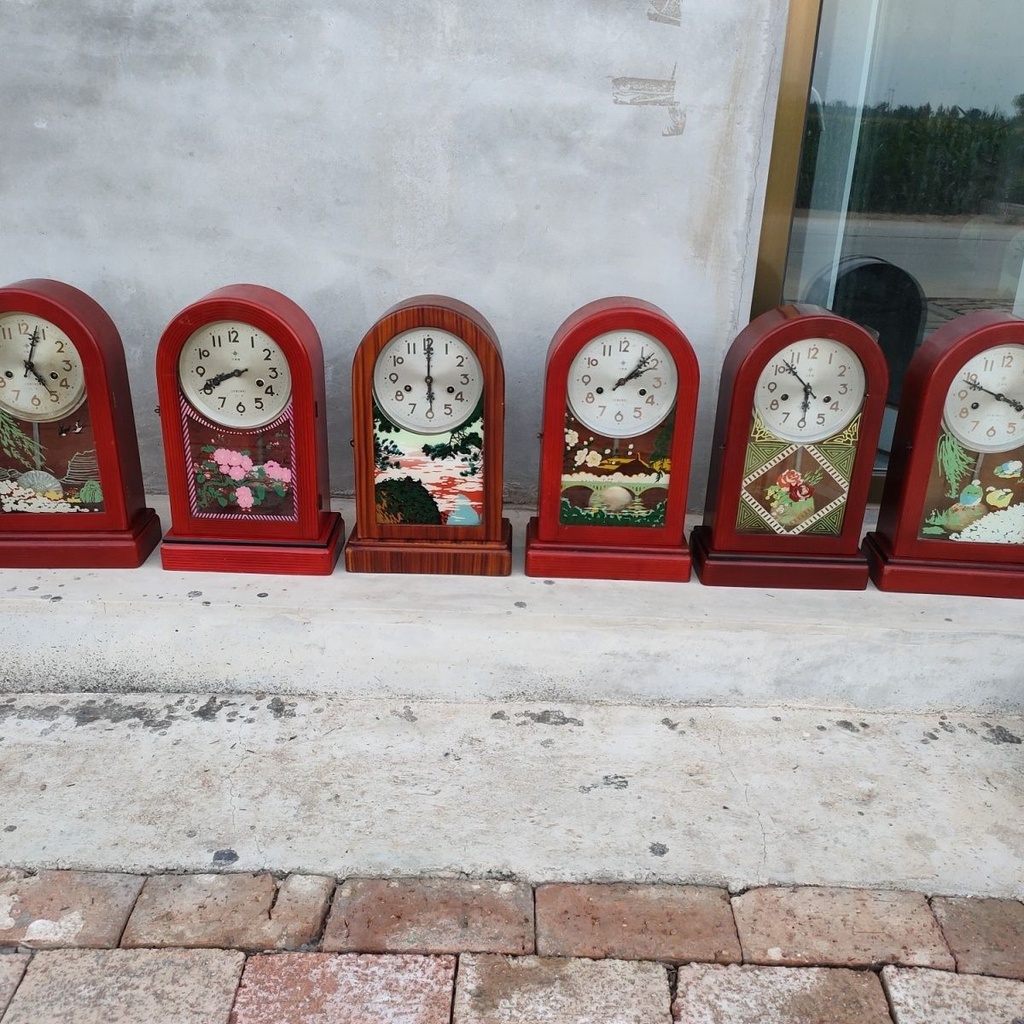 Seventy Years Old Mechanical Desk Clock SecondHand Round Head Clock