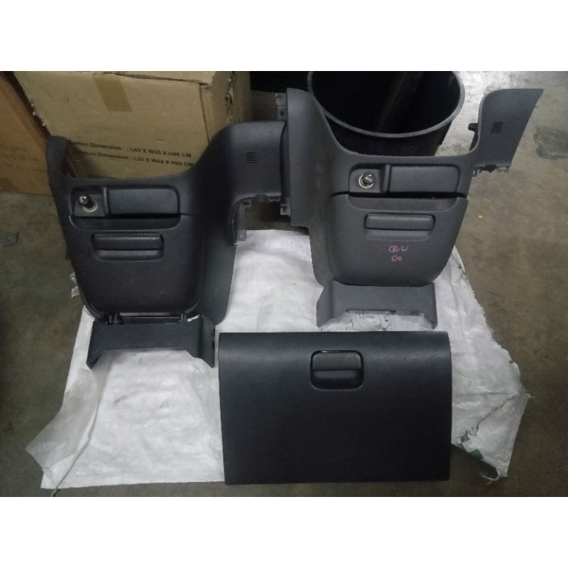 9600 Honda CRV RD1 S10 dashboard centre lower console and glove box