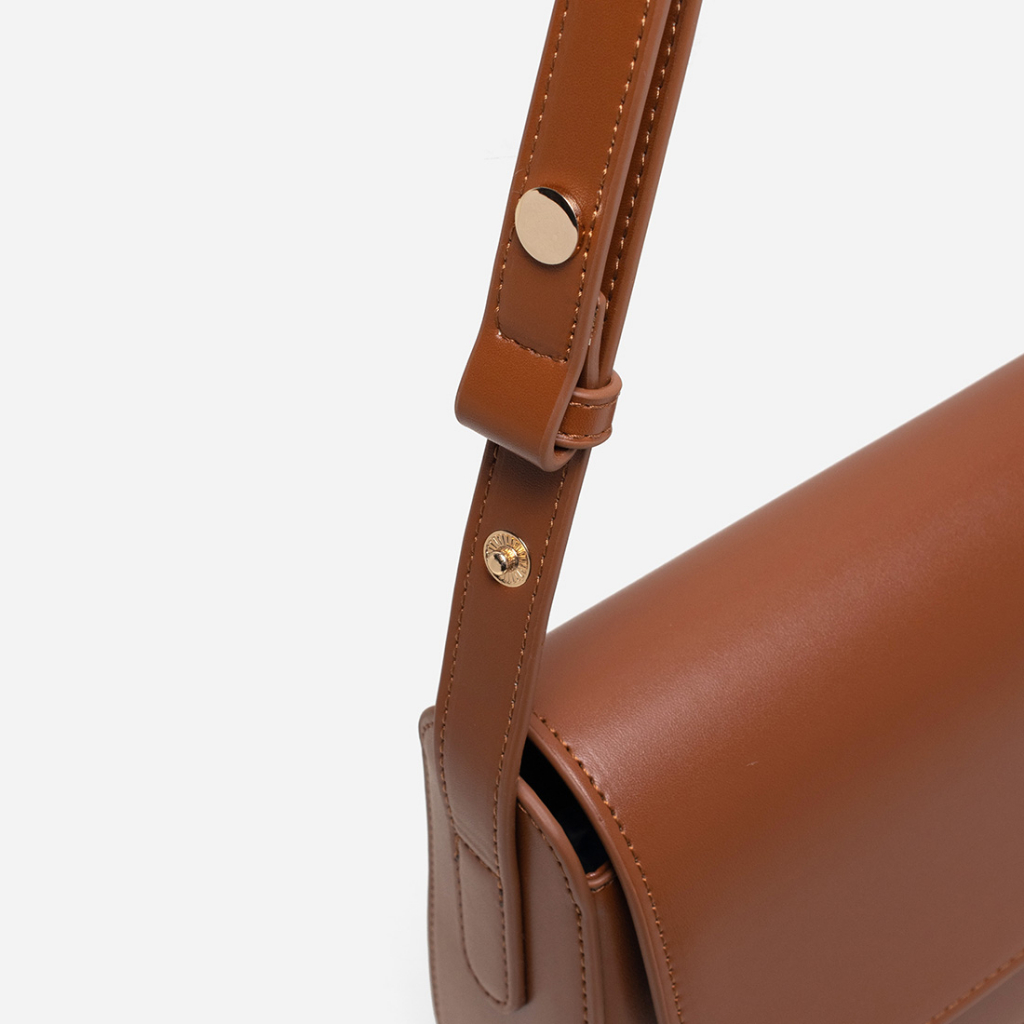Jayda Shoulder Bag has a sleek, minimal silhouette that calls to