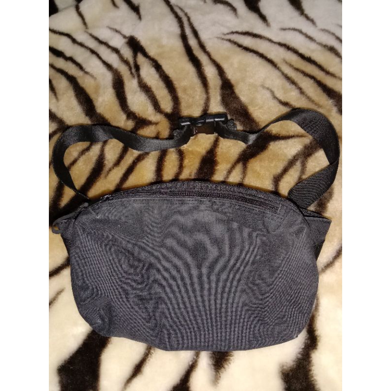 Bag Uniqlo Sling atau Pouch bag... Shopee Malaysia