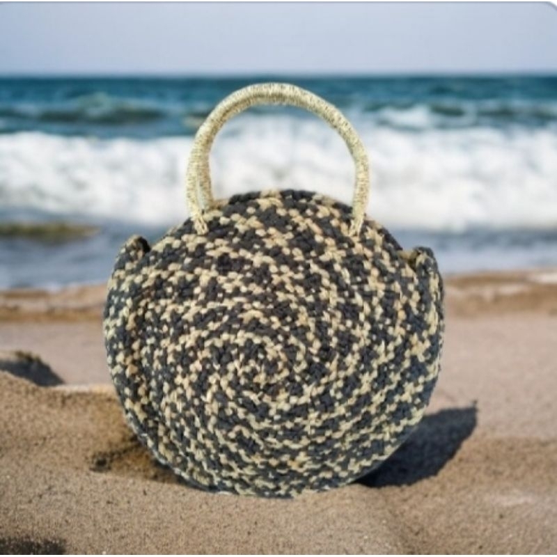 STRAW BAG FOR CASUAL USE WITH ROUND SHAPE DESIGN. BEG DAUN JERAMI ...