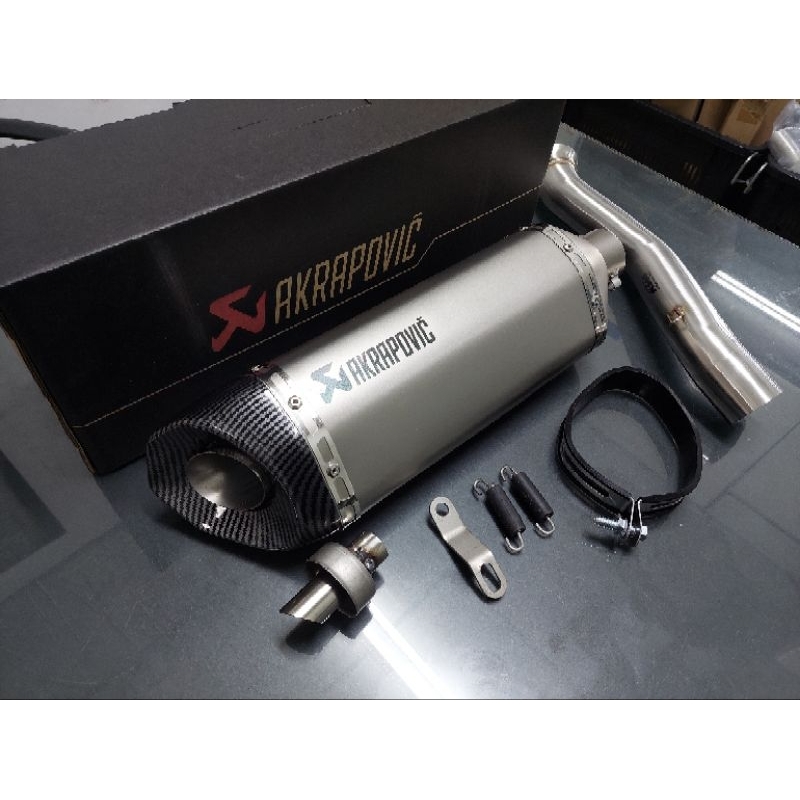 Adesivo Emblema Akrapovic Rosso/Oro In Alluminio Resistente Al Calore Per Marmitta