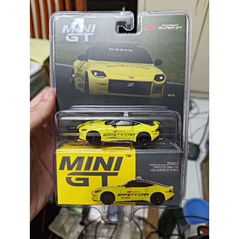 Mini GT 1:64 Nissan Z Performance 2023 &ndash; Super GT Safety Car 2022 Gialla #620 Limited Edition