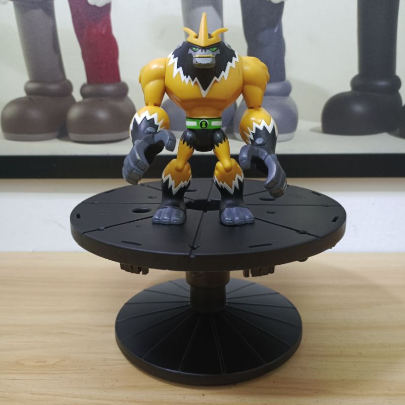 BEN 10 OMNIVERSE - SHOCKSQUATCH ACTION FIGURE! 4 INCH 10 CM. OMNITRIX SHUFFLE! e